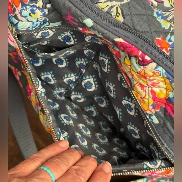 Vera Bradley Khaki Green & Floral Patterned Tote. Overnight bag - Picture 10 of 14